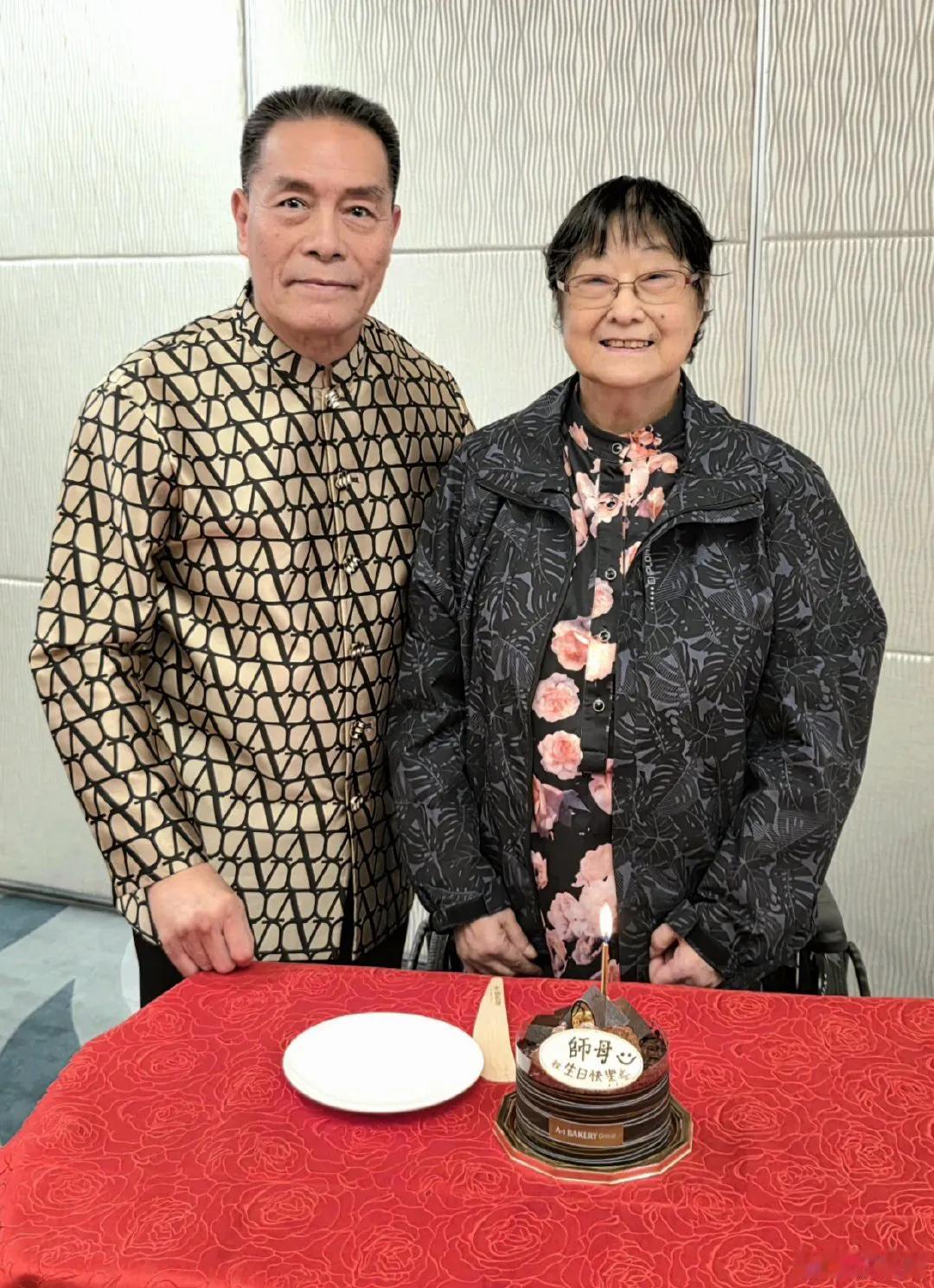 79岁武术宗师黄家达罕露面，身材健硕比老伴显年轻太多，已澄清从未与李小龙过招5