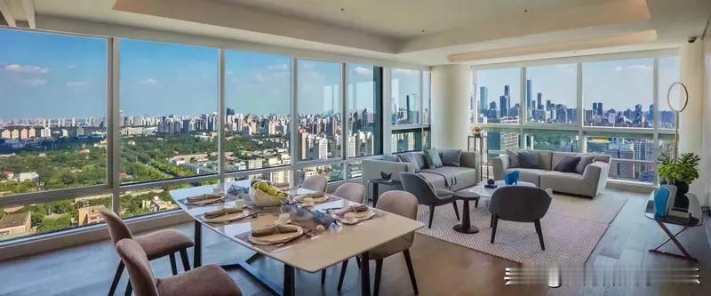 那些大面积的高总价的大平层豪宅，如果房价长时间下跌，这些房子也挺有压力的。大家