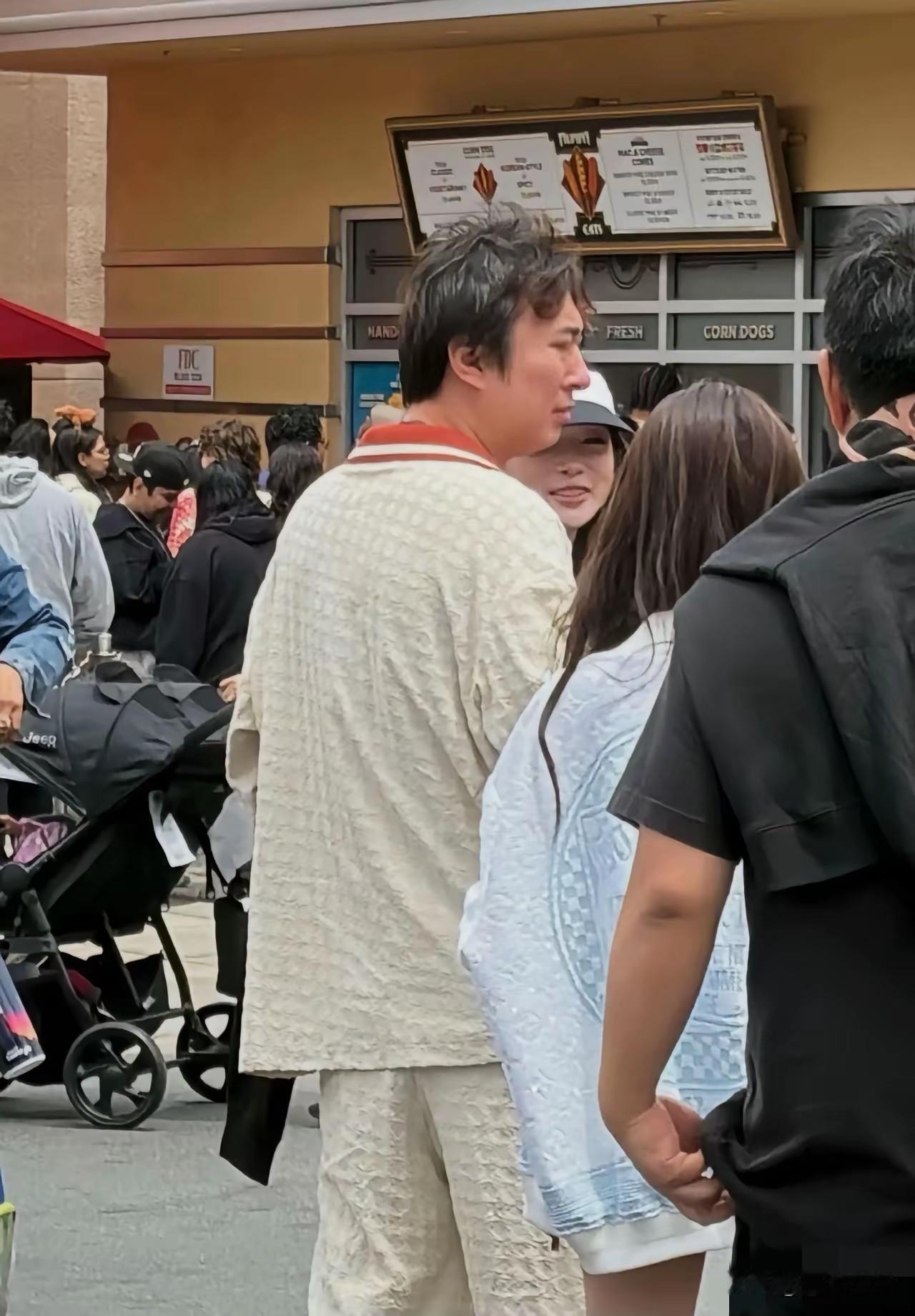 这是网友在美国加州拍到的一幕，我们的王少，一身睡衣，头发看的有点乱，真的是年龄