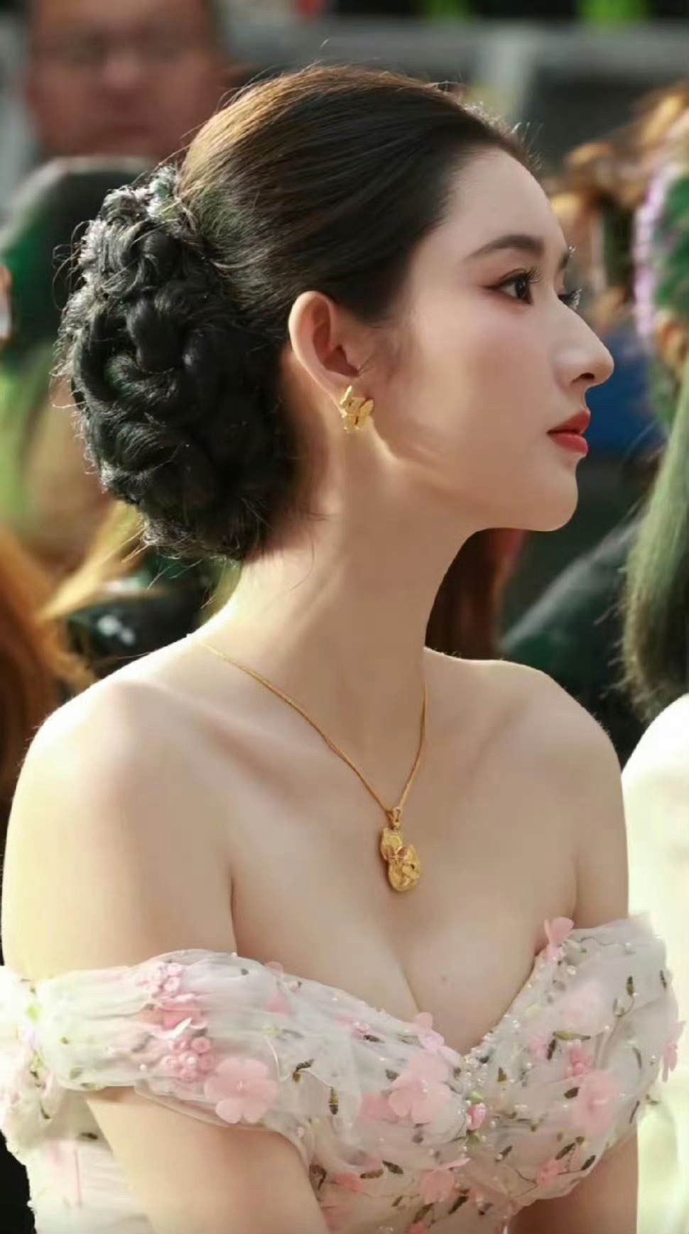 黄金贵了就是不一样，明星都是带黄金的，以前都是带别的项链