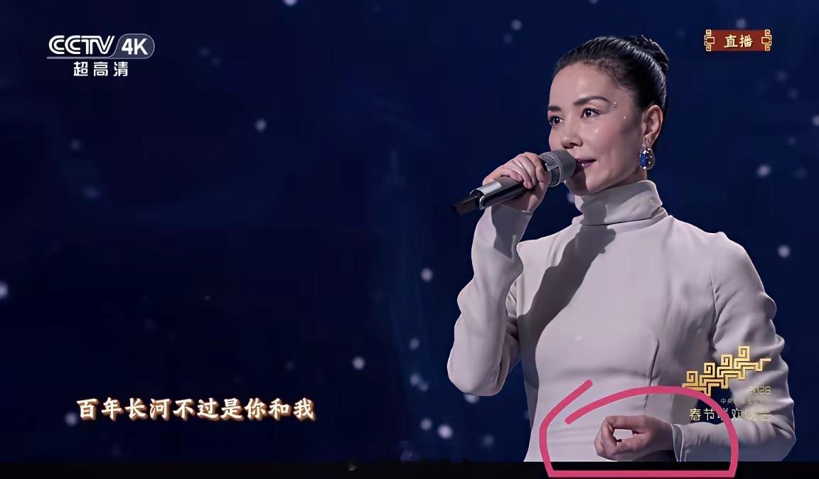 听完王菲唱的歌，我全程在看她搓珠子！我能接受她选首小众的慢歌，也能接受她梳个利落