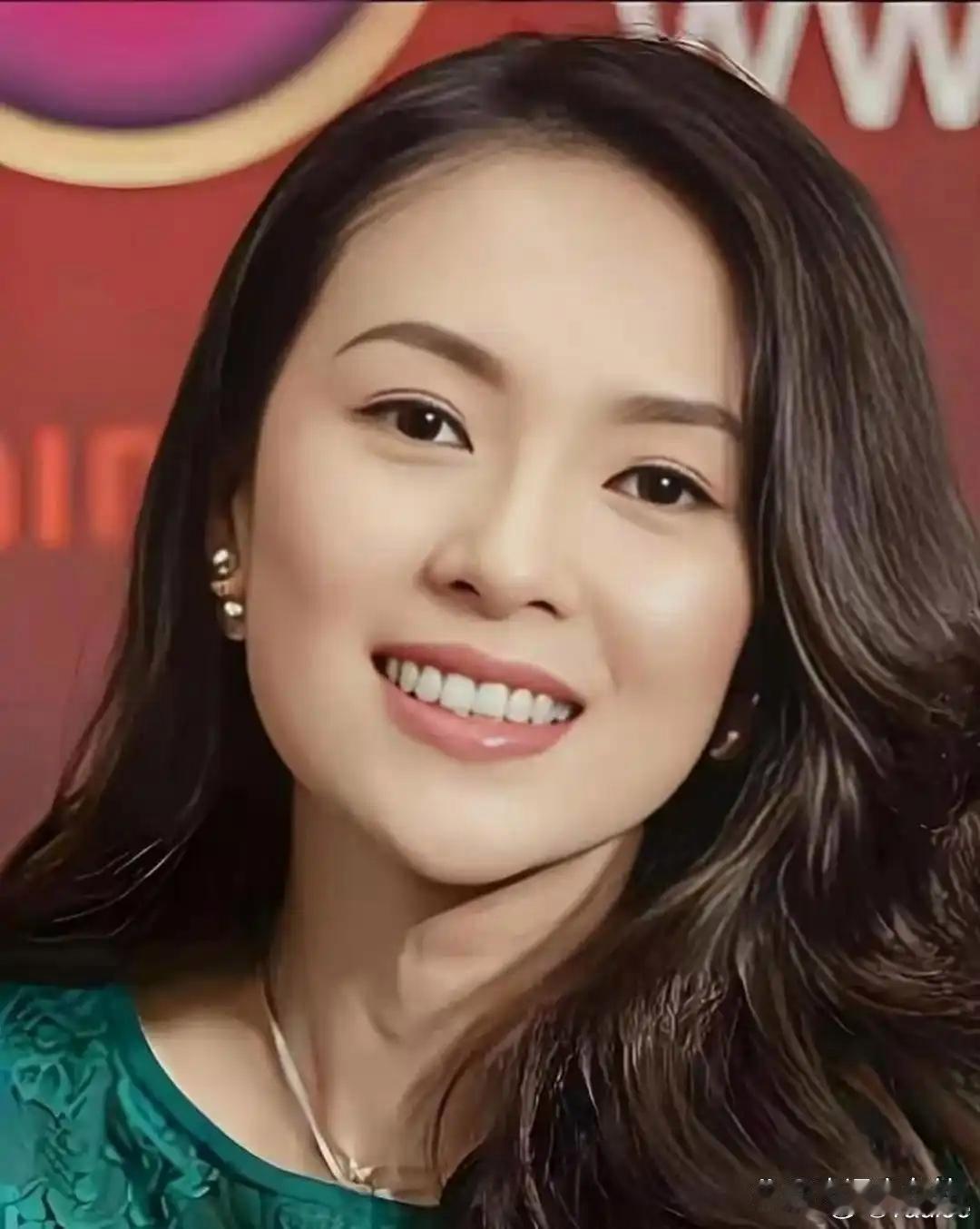 有网传消息称，马克龙尚未解除婚姻关系，国内不少网友便热议章子怡或将成为下一任法国第一夫人。但结合她的