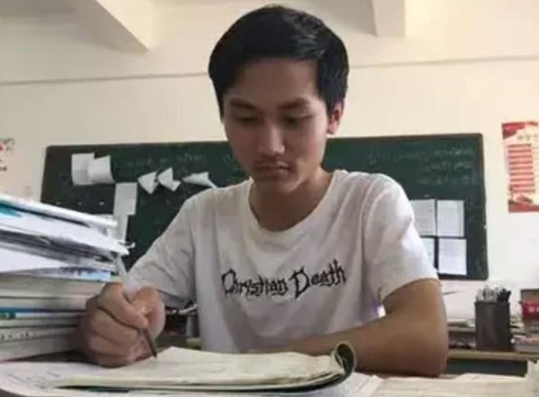 今天刷到个事真的太戳人了：一个从山沟里考出来的第一个研究生，工作9年给家里转