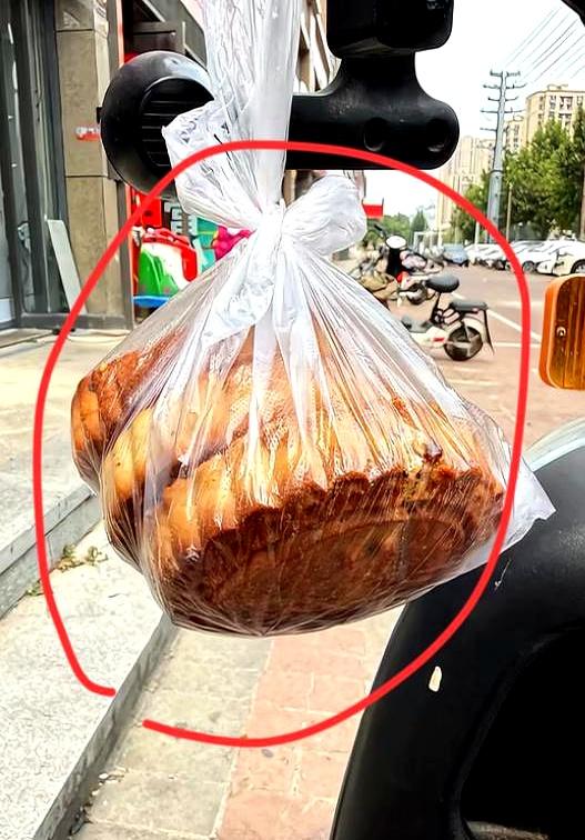 中秋给婆婆拎了三块月饼，老公当场脸就拉下来了，说不如不拿，嫌丢人。我寻思老太太