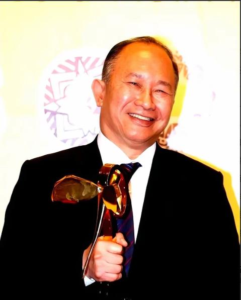 2011年，著名导演吴宇森确诊淋巴癌中期，妻子牛春龙变卖了家产带他去美国治病。