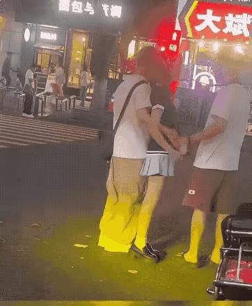 年轻人可真会玩，信不信啊，这女的没一个男的会娶她！老一辈人对女性的要求是这个不能
