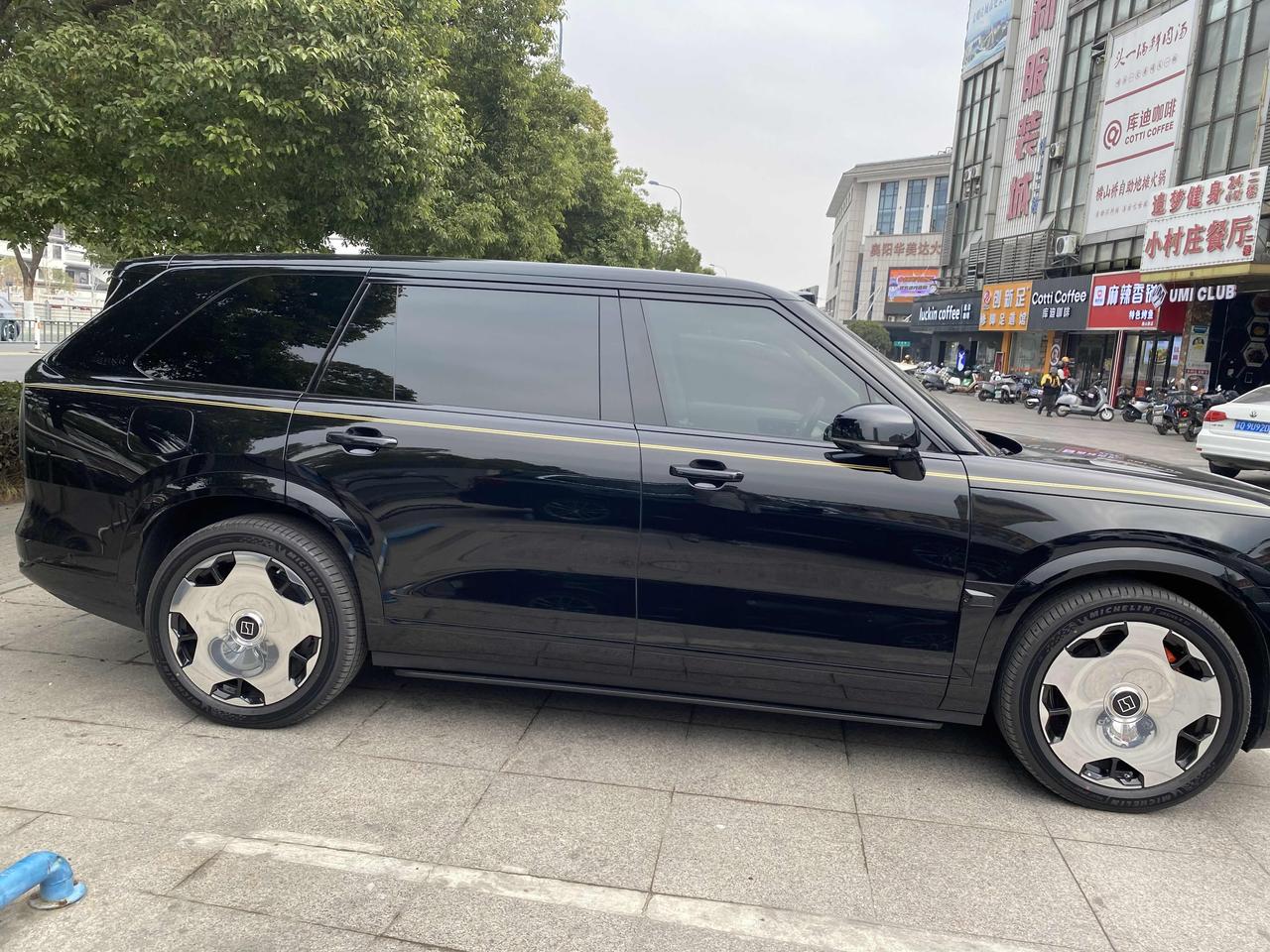 只有现场看过之后才知道，极氪9X的车身尺寸是多么的巨大！第一给人的感觉就是这