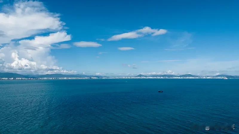 看到“海阔凭鱼跃”这句上联，瞬间感觉格局豁然开朗，满是自由的气息。大海广袤无垠，