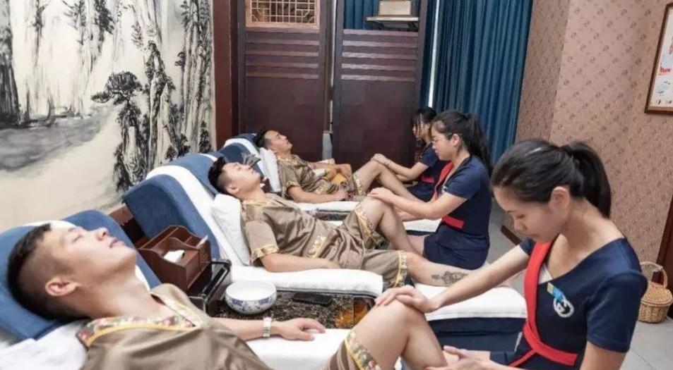 近日，男子在足浴店按摩时猝死一案宣判。2025年3月19日，湖南一男子李某在足
