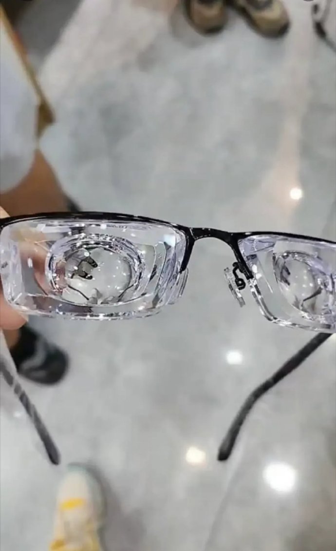 网友：传说中4200度的眼镜！​​​​
