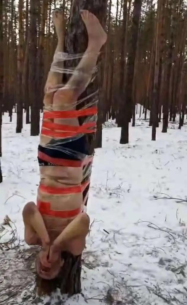 俄罗斯对待那些在战场上胆怯的俄军士兵真的不留情啊，把他们给绑在冰天雪地的树上，而