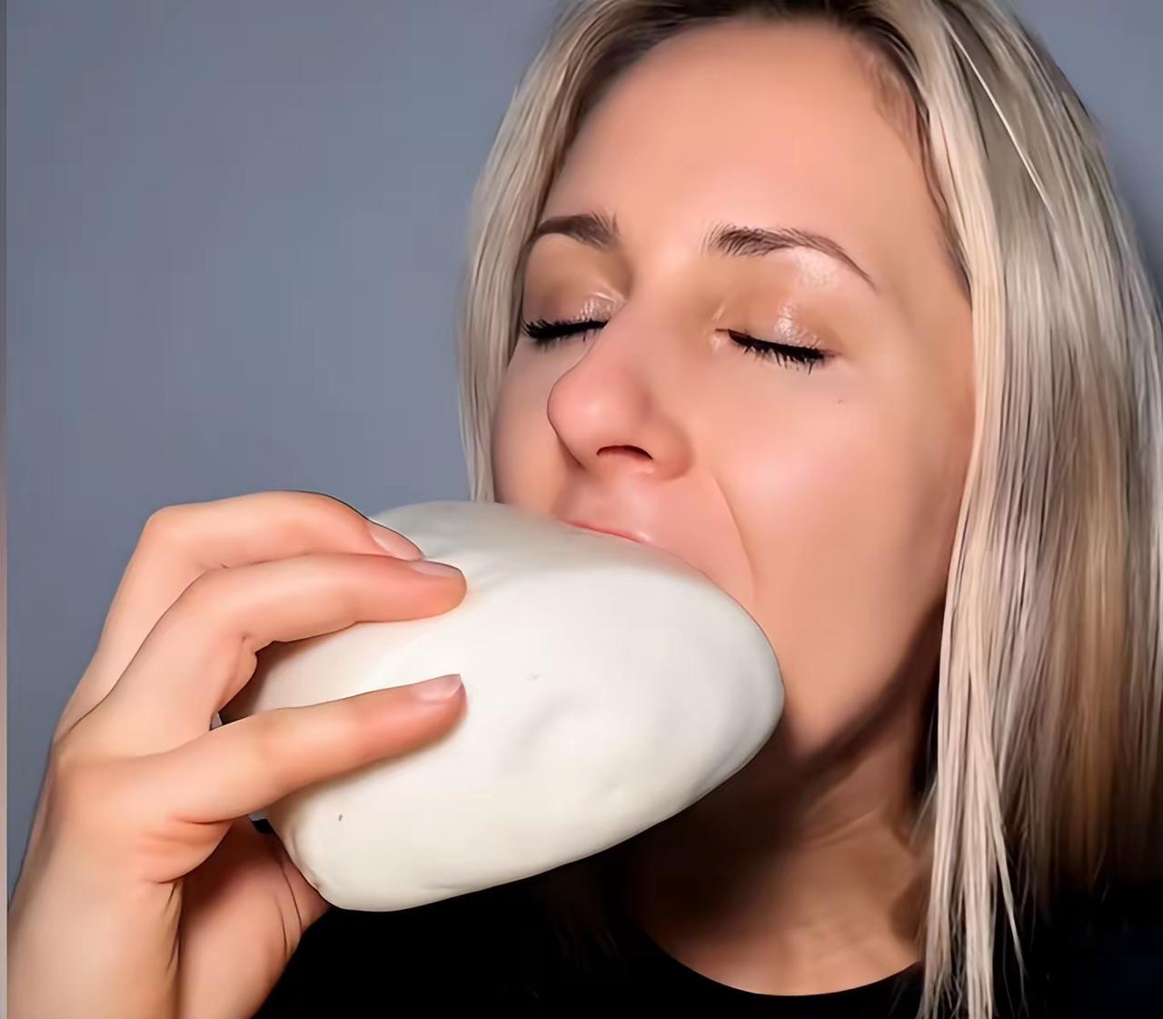 最近，老外好像被中国馒头给整不会了。不是尝鲜吃一个，是冲进超市，拎起那种透明大