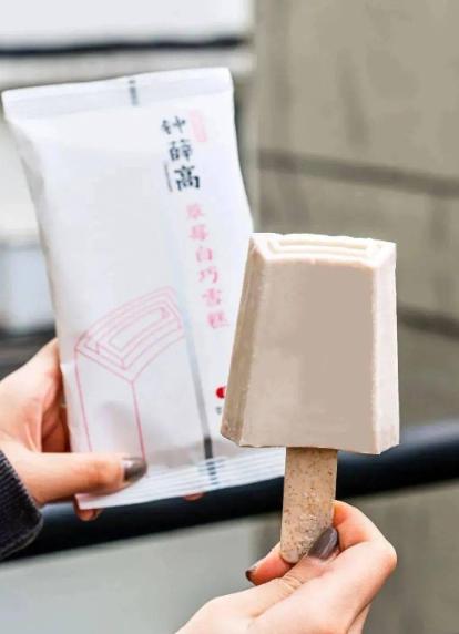 算下来，罗永浩一句话，把两个品牌的价格全打下来了。 9月12日他吐槽野人先生