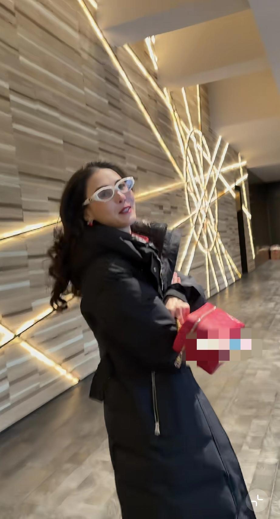 张柏芝不服老不行，弄了大卷发，配红唇，但仍感觉是大妈一样！1月31日，有网友