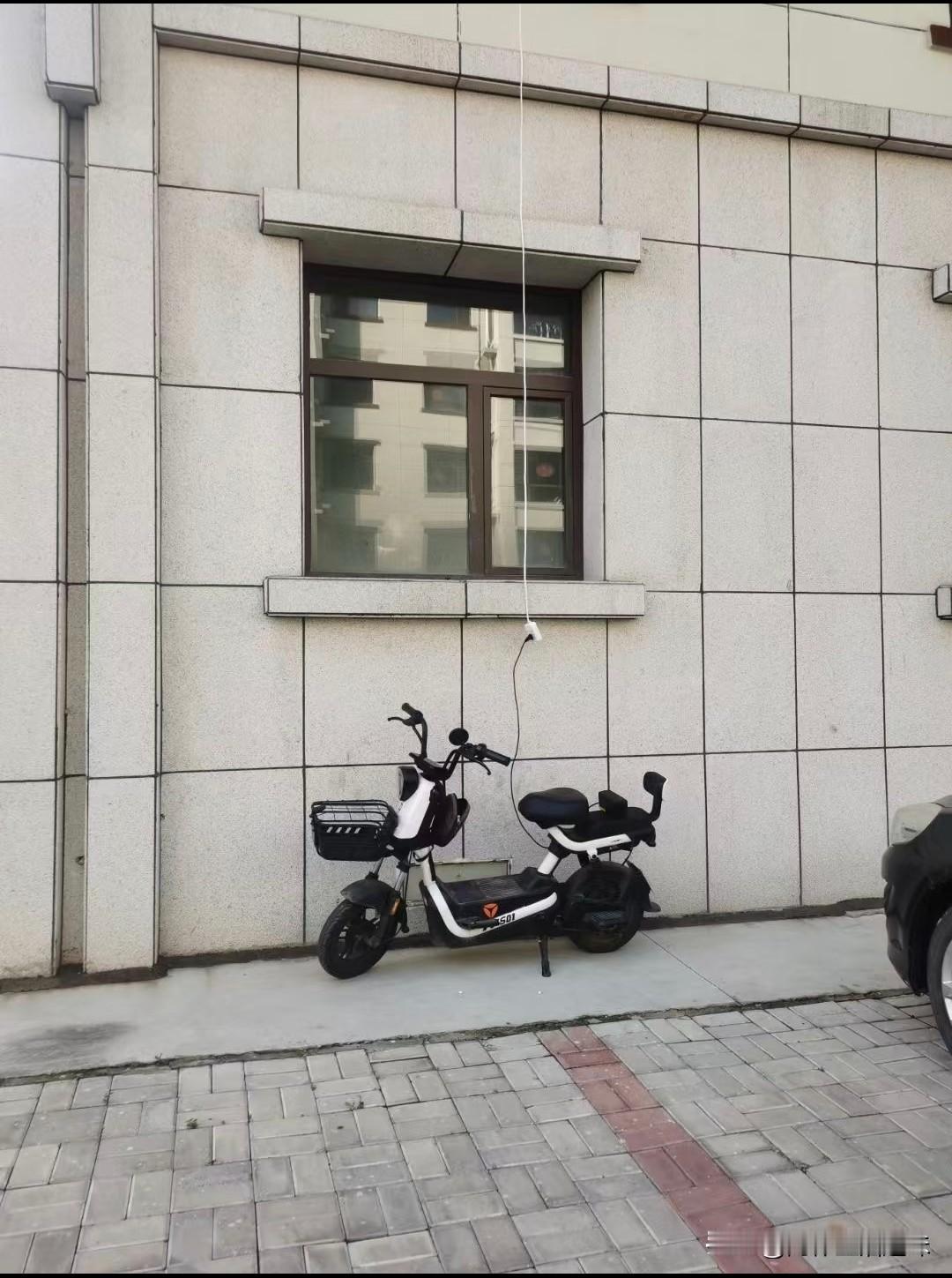 小区物业通知将严查“飞线”充电动车,业主群连续发了三遍提醒,结果今儿依旧有人不顾