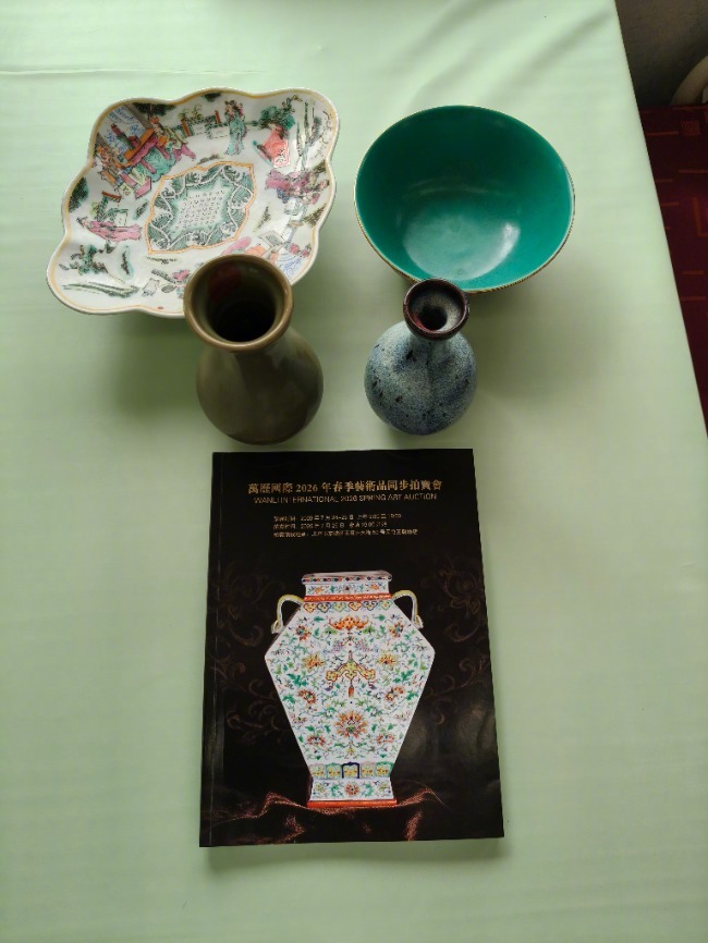 #火车上错拿行李箱结果价值连城#【#学生丢行李箱找回4件乾隆瓷器#】对列车长汪传