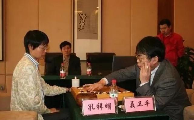 1990年，棋圣聂卫平瞒着家中妻子，痴迷于教王刚的妹妹王静下围棋，一不小心，让王