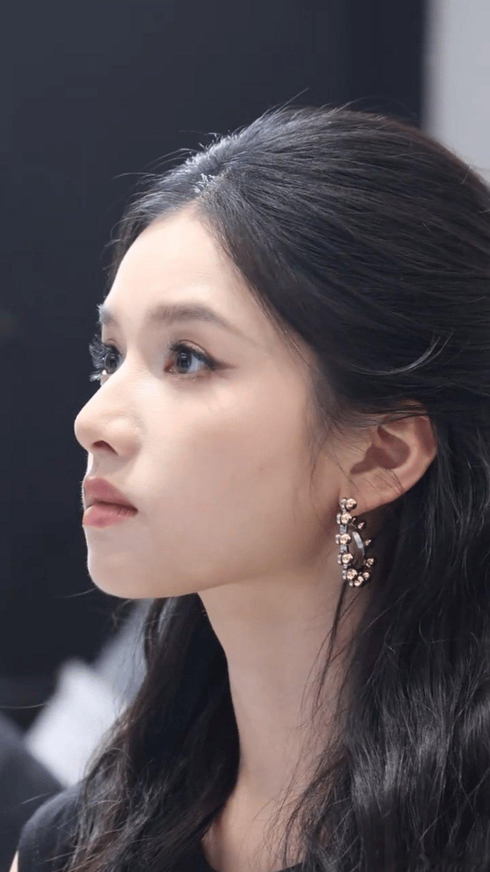 张婧仪眉骨打伞终于懂张婧仪的美貌密码了！别人都在修柔和眉型，她却靠着毛流感爆棚