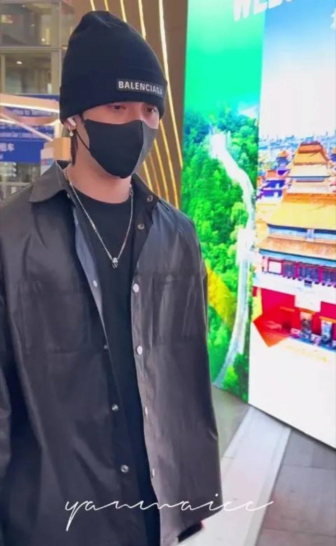 符龙飞和檀健次环球影城同框坐实！被问是否玩了霸天虎，符龙飞顿了一秒后点头，眼里闪