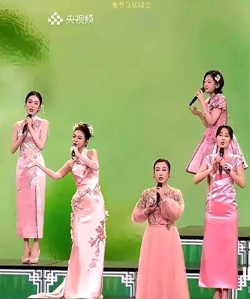 44岁的薛凯琪，在央视后台蹦蹦跳跳，据说同台的年轻女星都开始有压力了。一身