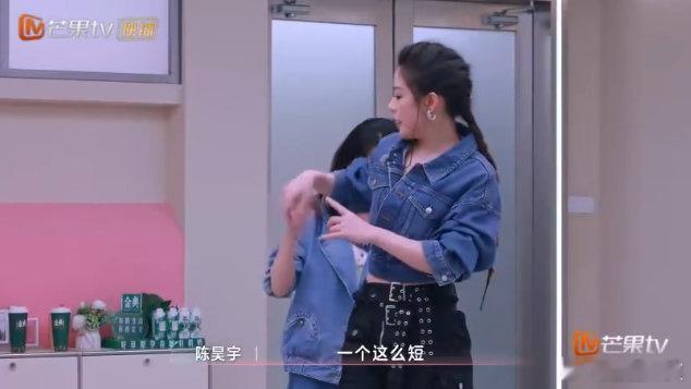 陈昊宇帮陈丽君系蝴蝶结乘风2025四公谁说舞台上的王者一定冷酷无情？陈丽君和陈昊