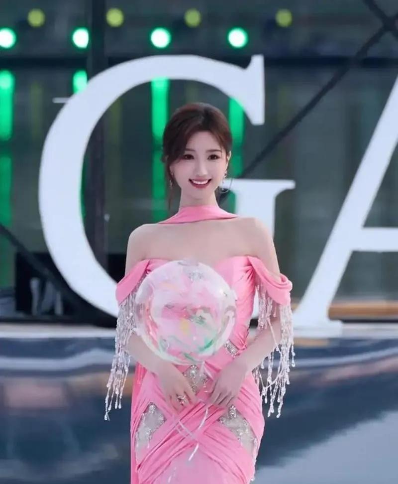 陈妍希深夜发博，将陈晓与毛晓彤新剧海报拼在一起，配文“演着演着别又当真”，瞬间扭