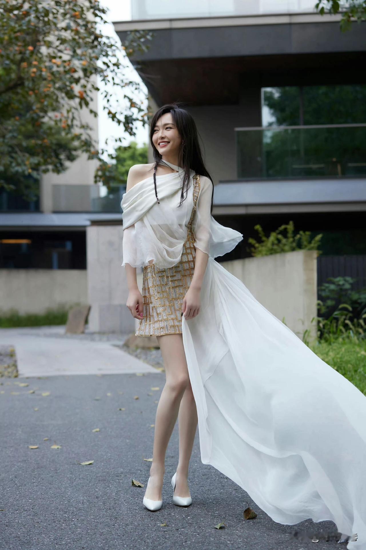 唐嫣的白色裙摆仙气飘飘，洋洋洒洒，优雅迷人！