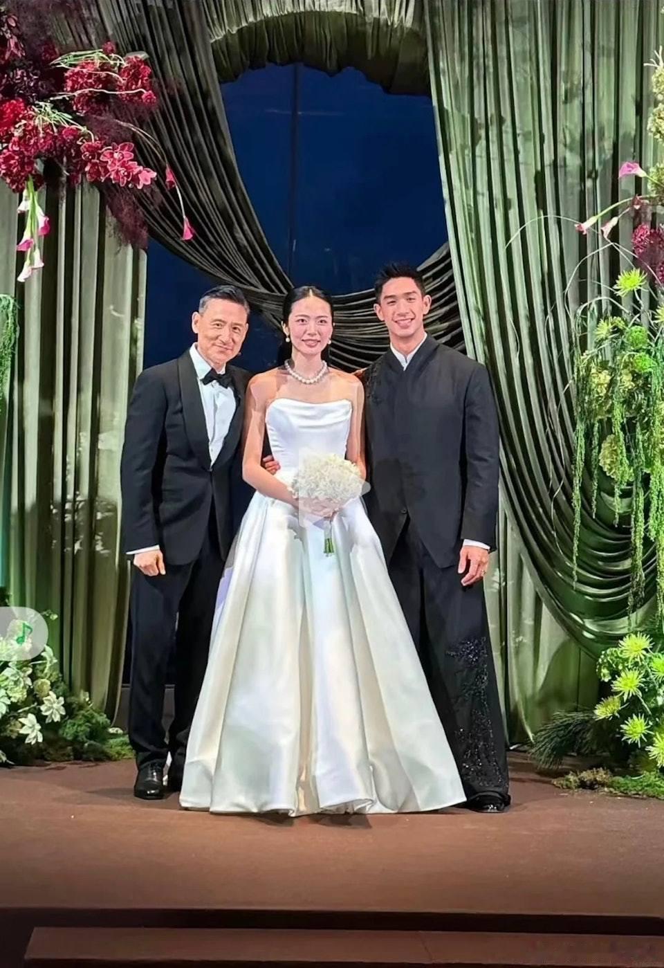 素有「凍齡港姐」之稱的吳婉芳(May)，她的二仔胡智(Lynus)同昨日（