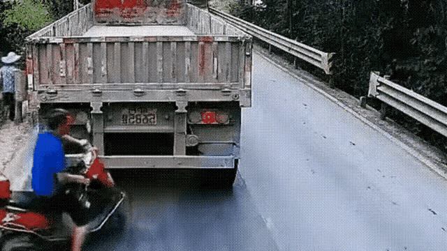 司机驾车出行，最忌惮的当属“鬼探头”。想象一下，你正驾车在路上平稳行驶，突然，一