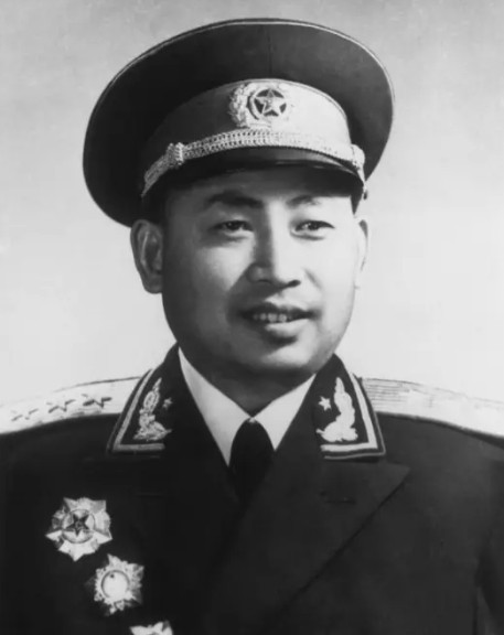 1944年夏天，李天佑跟着女友杜启远去她家见父母，一进门，杜父愣了几秒，随即扑上