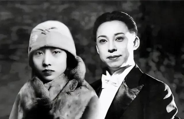 1930年，22岁孟小冬去给婆婆守孝，可她刚走到门口，就被一个身怀六甲的女人拿着