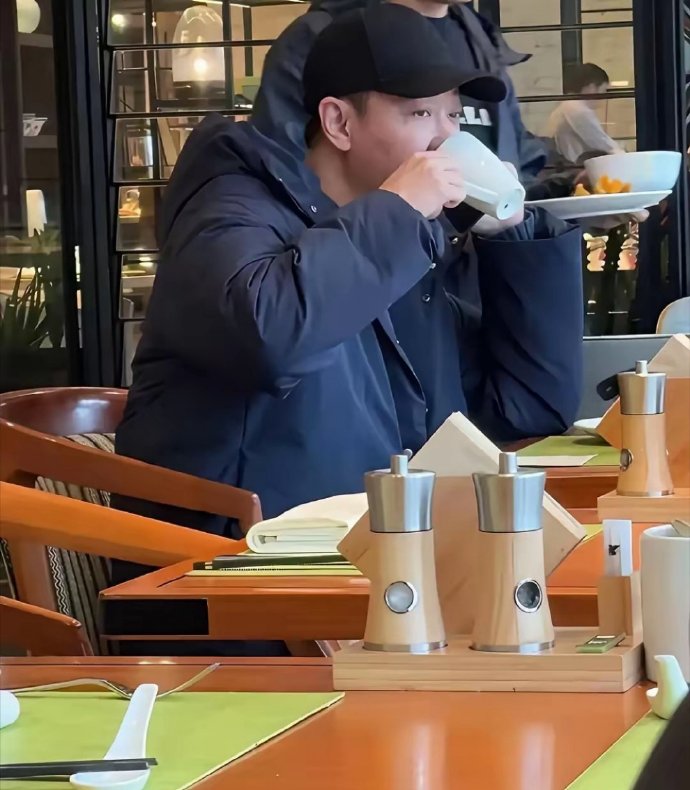 辛柏青独坐小酌，孑然一身，却神色淡然，​​慢烹香茗，浅酌细品，举手投足间皆是从