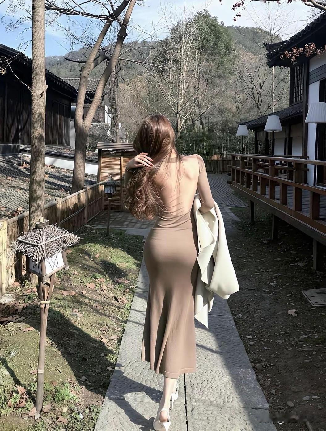 巷尾的光青石板接住午后的光影子被长裙轻轻拉长木廊的风路过时带走了檐角最