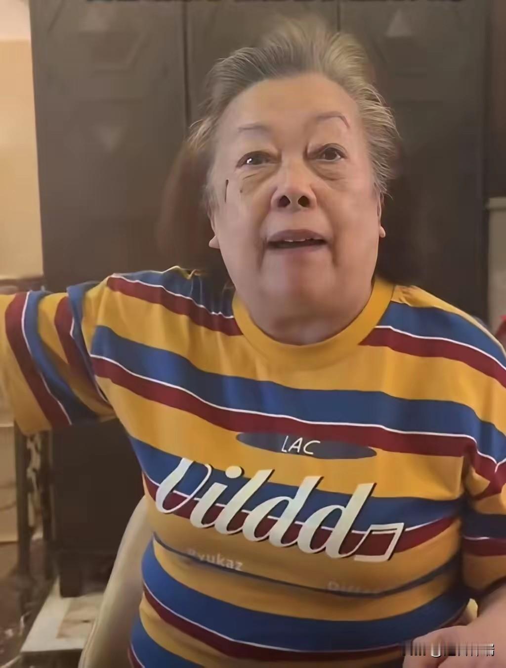 太可爱了！陈龙靠拍妈妈翻红，可把老太太气坏了！她直截了当地告诉儿子：​你以后不要