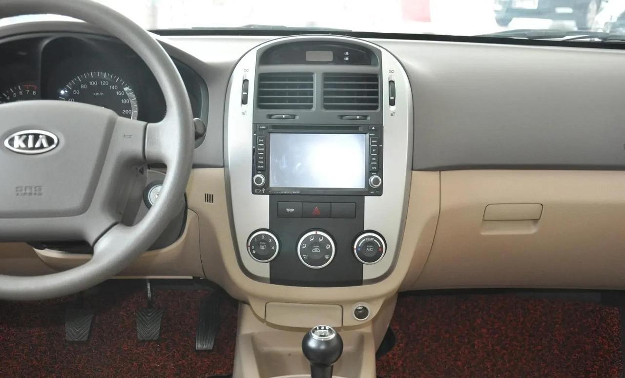 昨天打车，拦下一辆绿漆都快掉完的起亚赛拉图。师傅说这车跑了56万公里，发动机没大