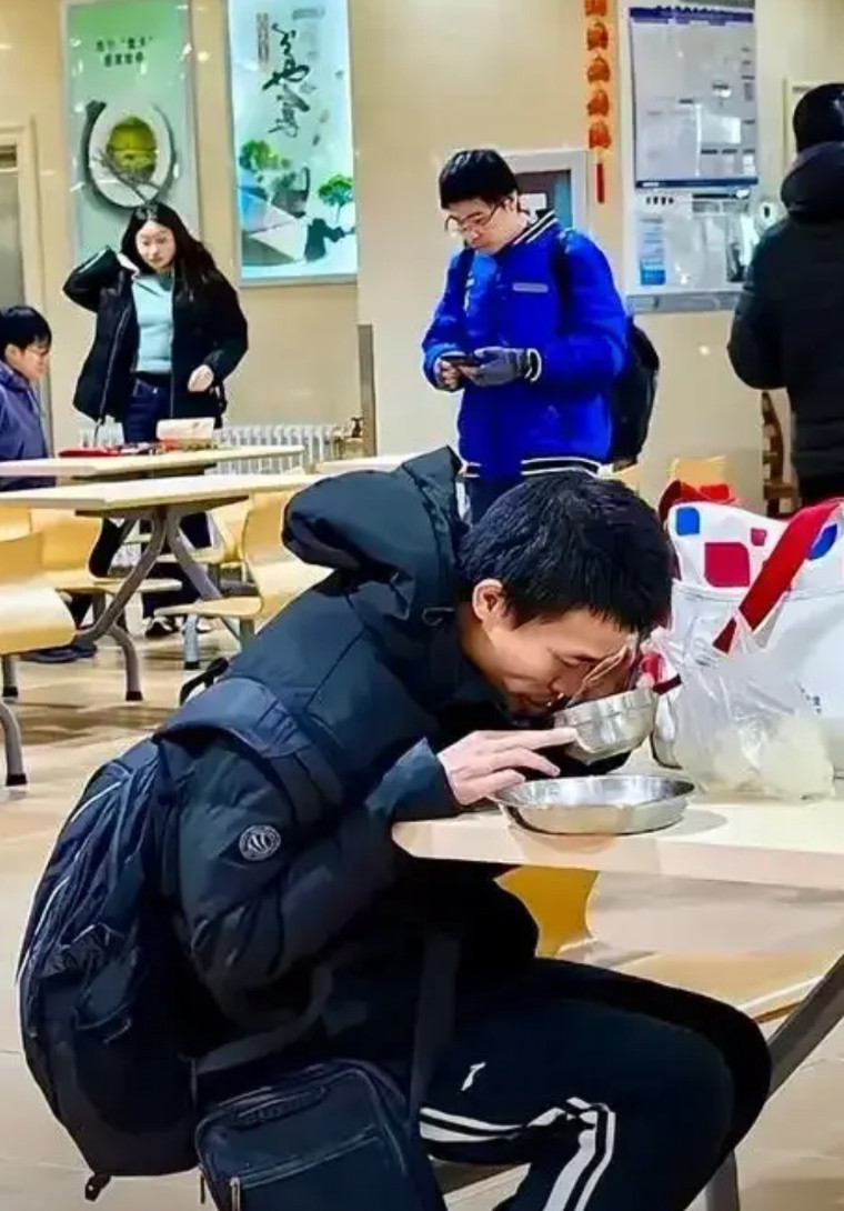 大家虽然敬佩韦东奕，但没有一个父母希望自己的孩子成为这样。不婚不育，生活不能自