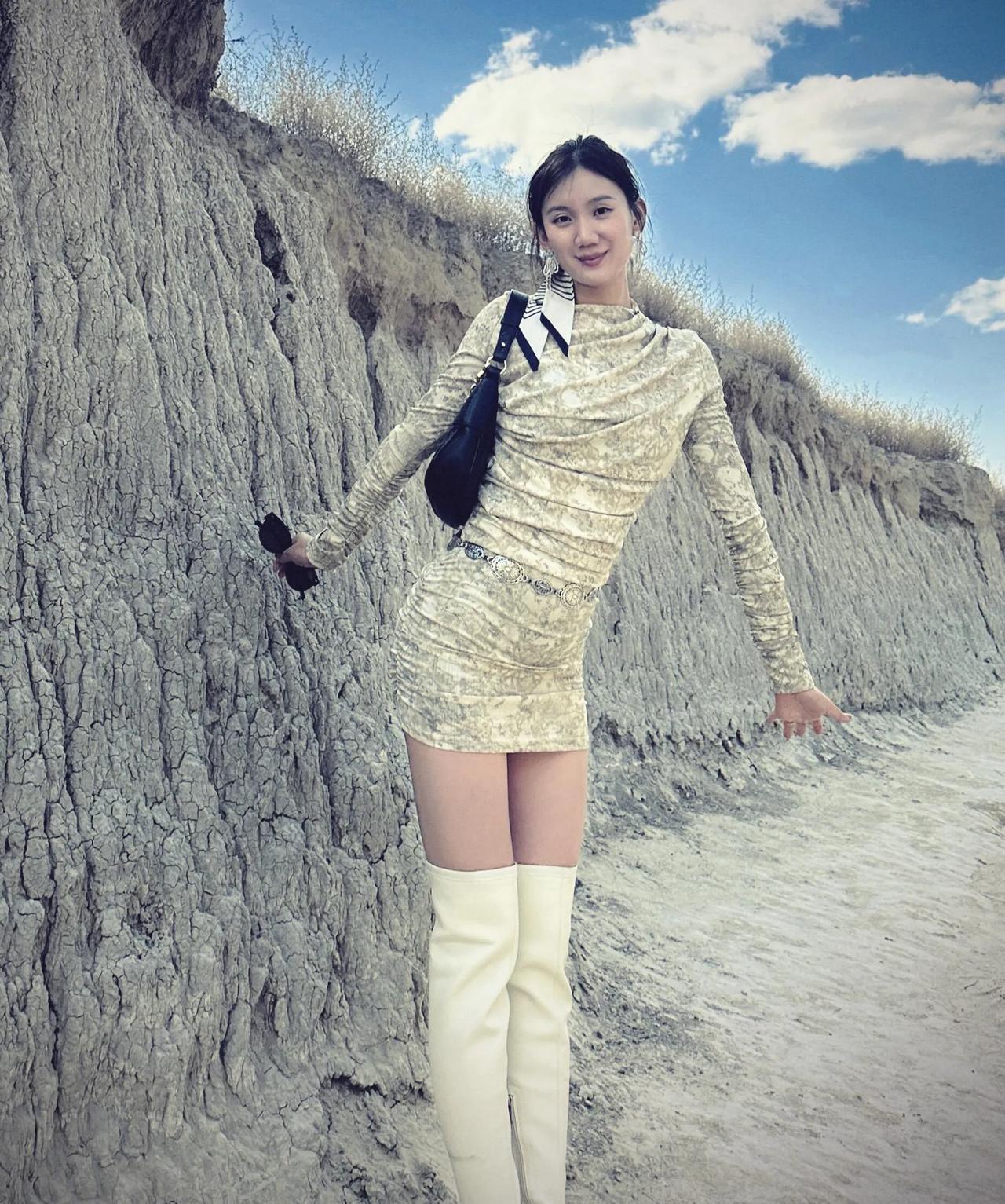 白色长筒靴长腿小美女，在戈壁滩开出了花！#白长筒过膝袜##白色过膝袜穿搭#