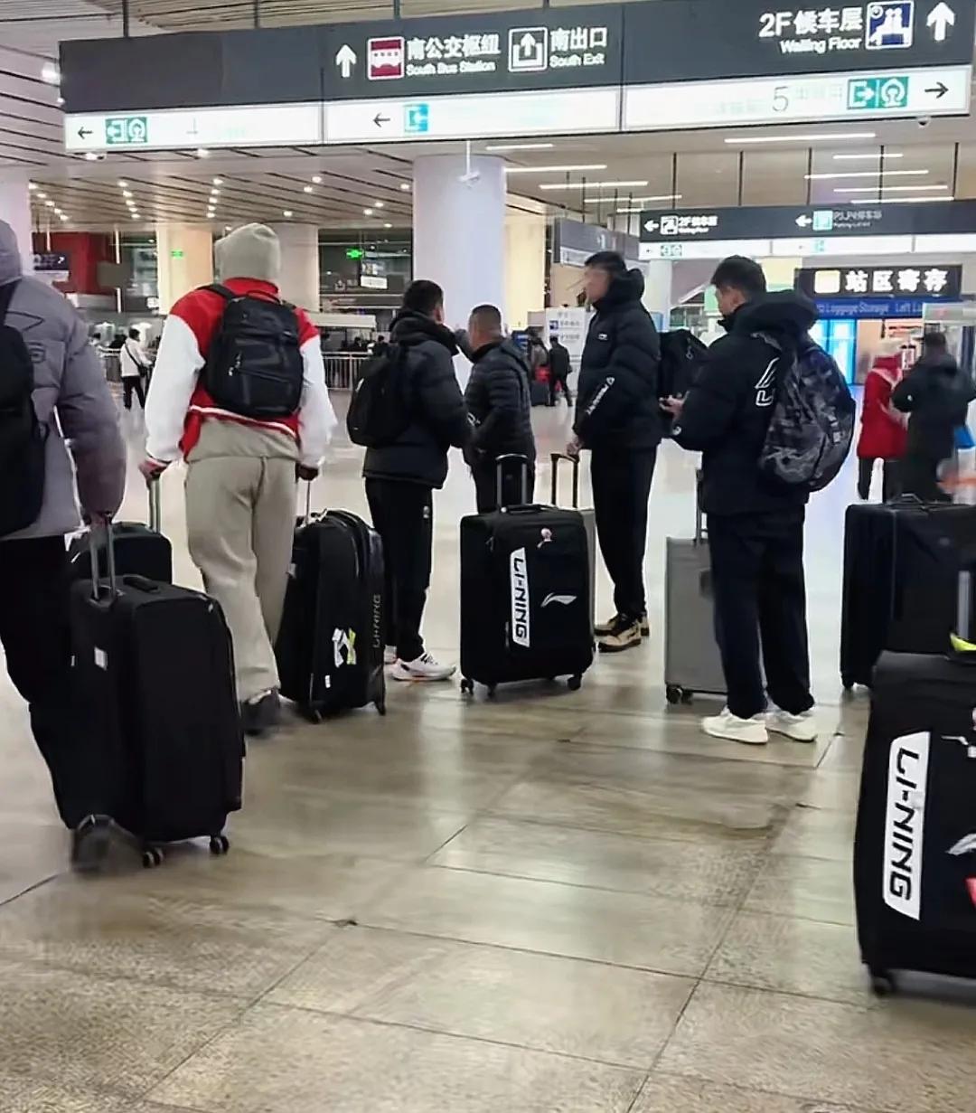 广东队出发北京。拉多维奇对杜锋说:根据数据分析，北京队国内球员就这三个比较厉害