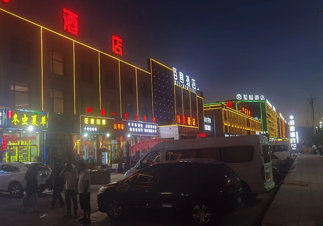 出差到大柴旦，住宿吃饭好艰难！旺季的戈壁小镇，让本地人都犯愁