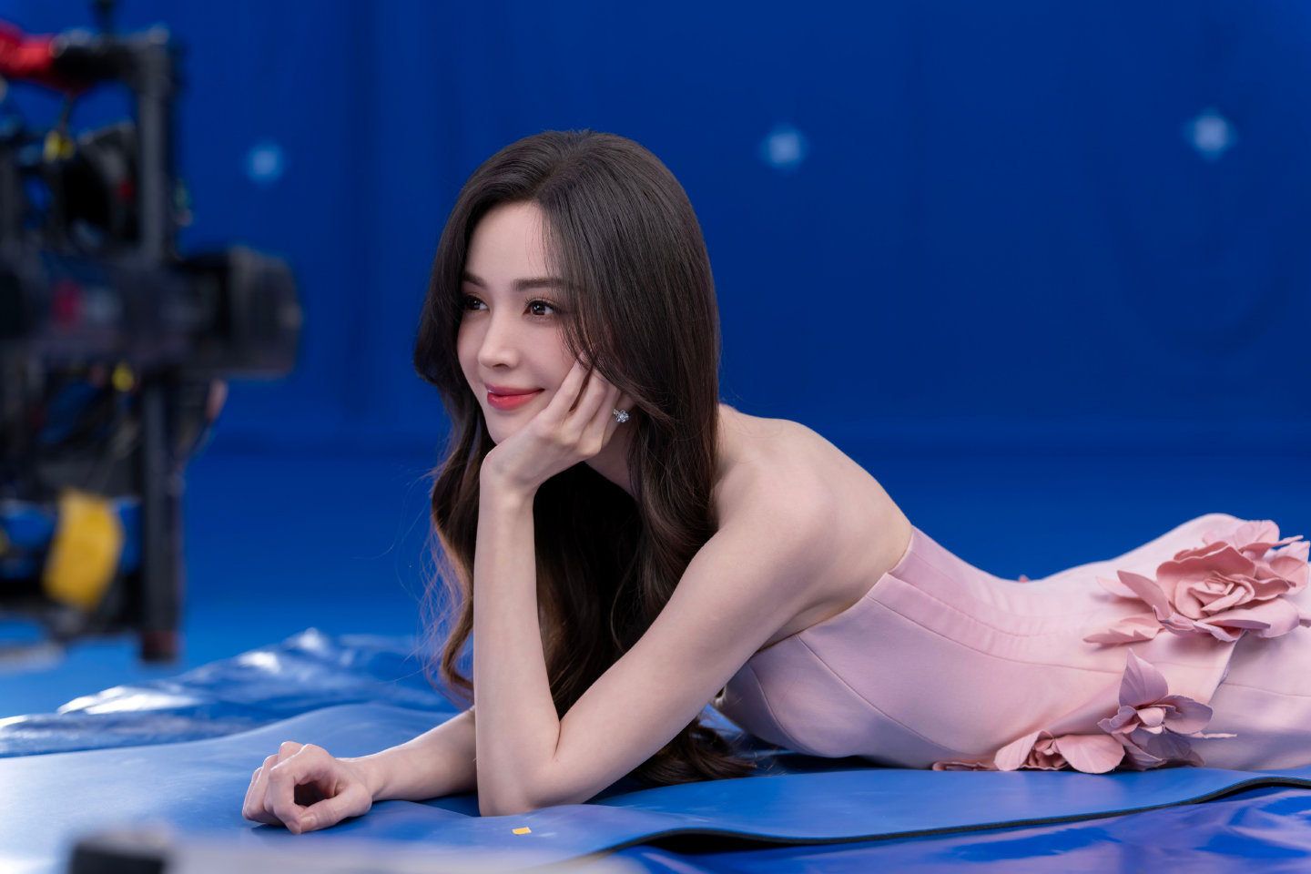 娜扎自在即风景娜扎粉裙捧花好仙女娜扎自在即风景，娜扎粉裙捧花好仙女，娜扎姐姐的美