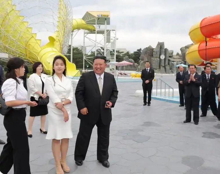 14岁的女孩身高已经超越父母了，这接班人的气质尽显！​​​
