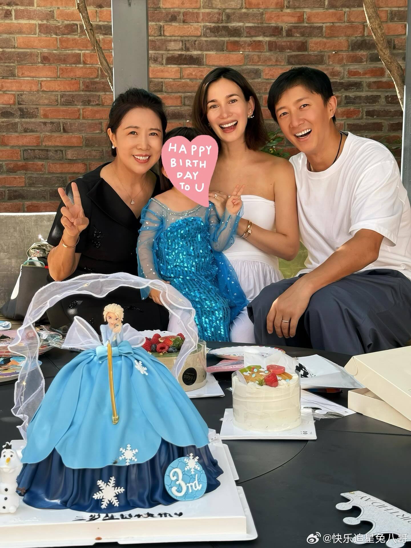 韩庚卢靖姗为3岁女儿庆生韩庚卢靖姗为女儿庆生韩庚卢靖姗为女儿庆生，全家福温馨有