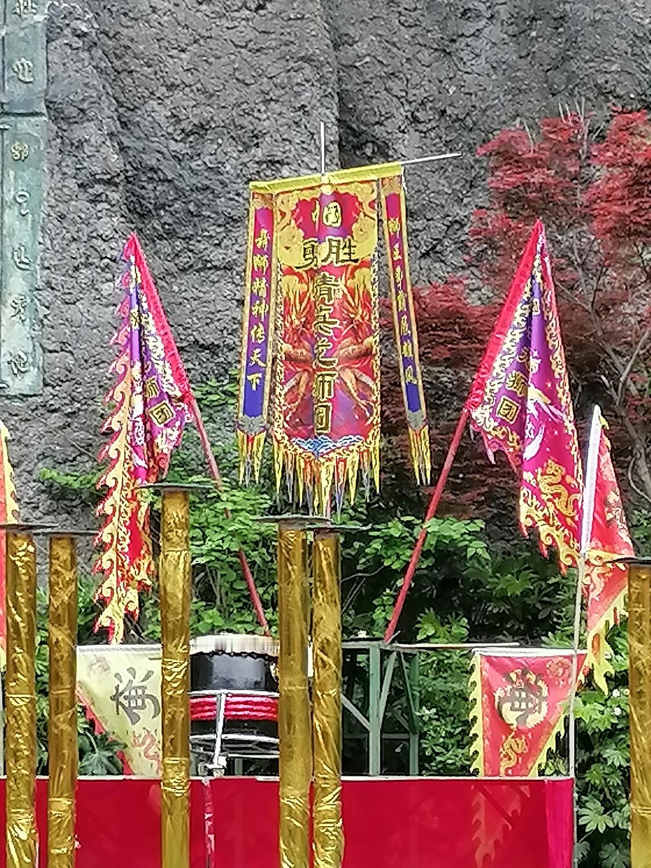 有两位女同学同时爱上了一位男同学，这位男同学长袖善舞，跟这两个女同学都保持着若即