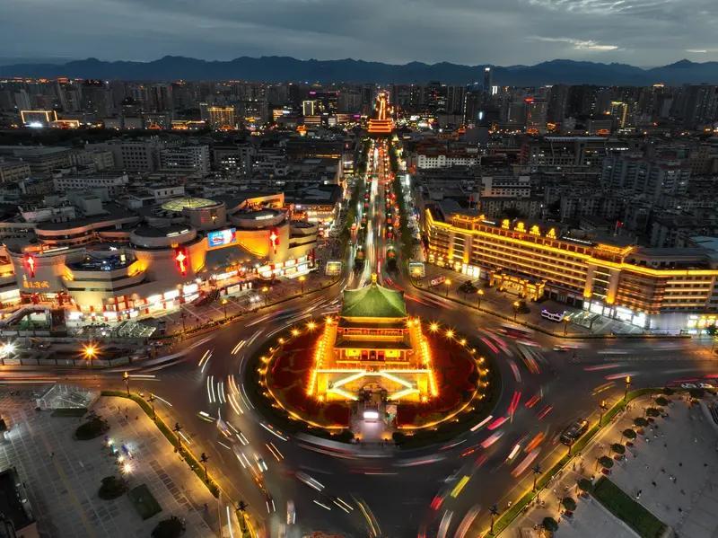 洛阳能不能算都，这事儿还挺值得说道。西周时，周天子定都镐京，洛阳作为陪都，也就是