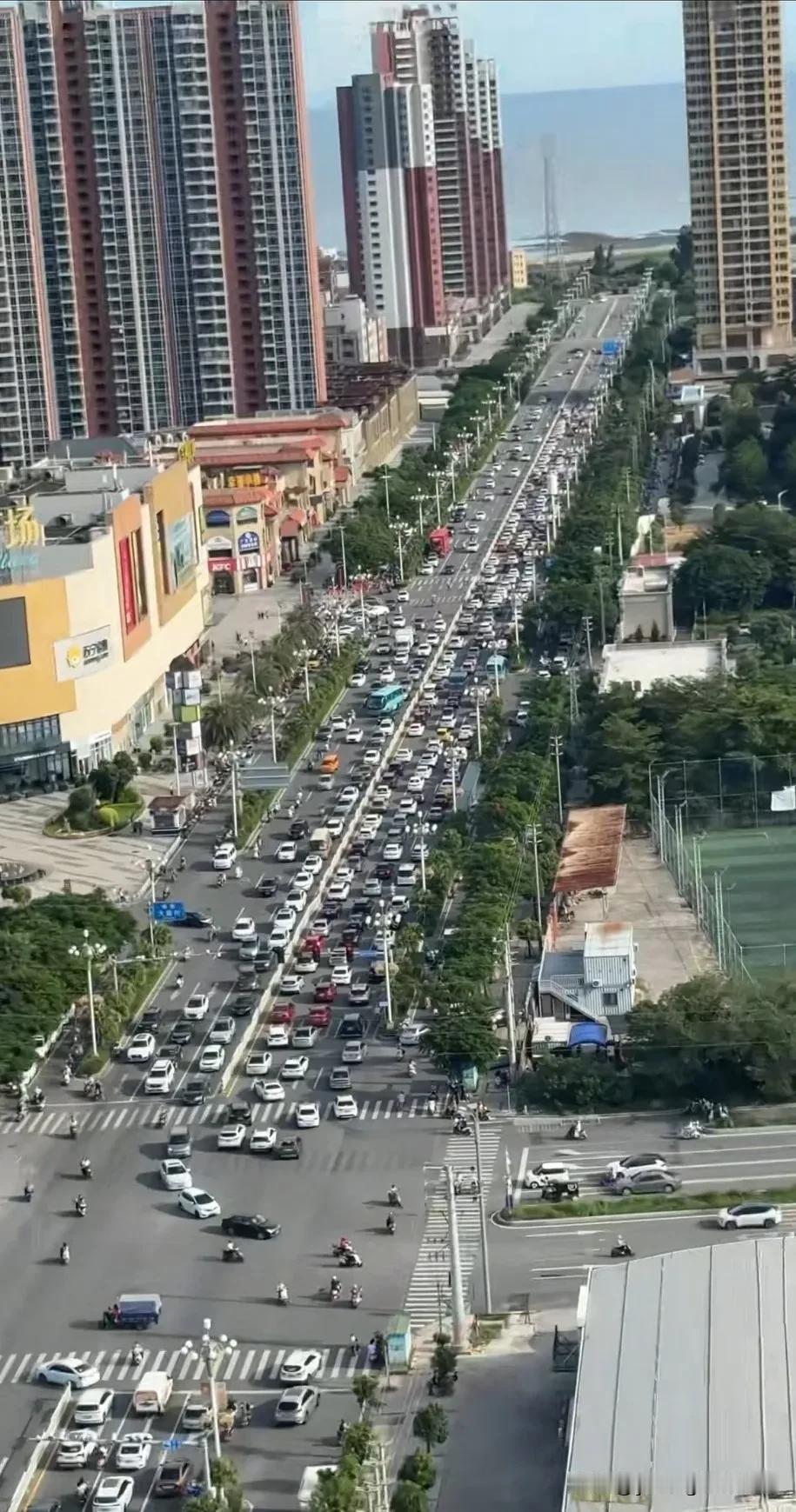 一个学校，一个商业区带火了一片城区。这便是湛江吴川的海港大道。这条路是从吴川市区