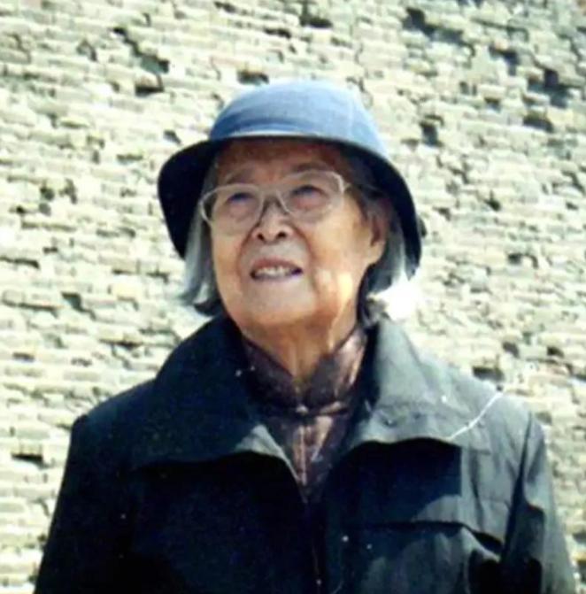 1949年，北平和平解放，傅作义的女儿傅冬菊是大功臣，可就在全国解放后，傅冬菊却