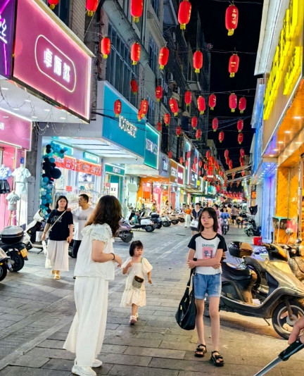 陕西省咸阳市的18种当地美食：1. 乾州四宝之锅盔牙子：与一般锅盔不同，它