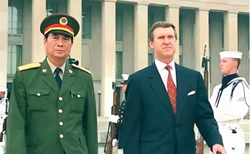 1998年，张万年出访美国，当他刚踏进美国宁堡陆军基地，一个美军司令突然跳了出来