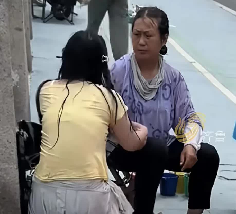 一女子去青岛旅游，险些淹死，被58岁青岛大妈救出。事情是因最近外地游客很