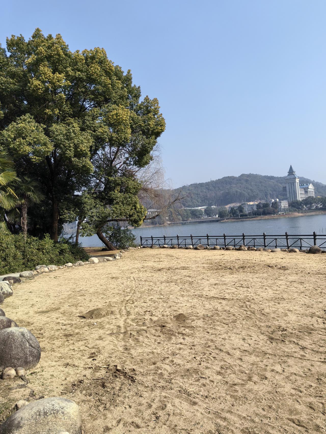 我国离成为发达国家还有多远？这还真不好说。从经济总量看，我国GDP常年稳居世界